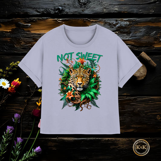 Not Sweet Womens Organic Rolled Sleeves T-Shirt für starke Frauen | Feministisches Leopard Design | Tropischer Boho Wildstyle