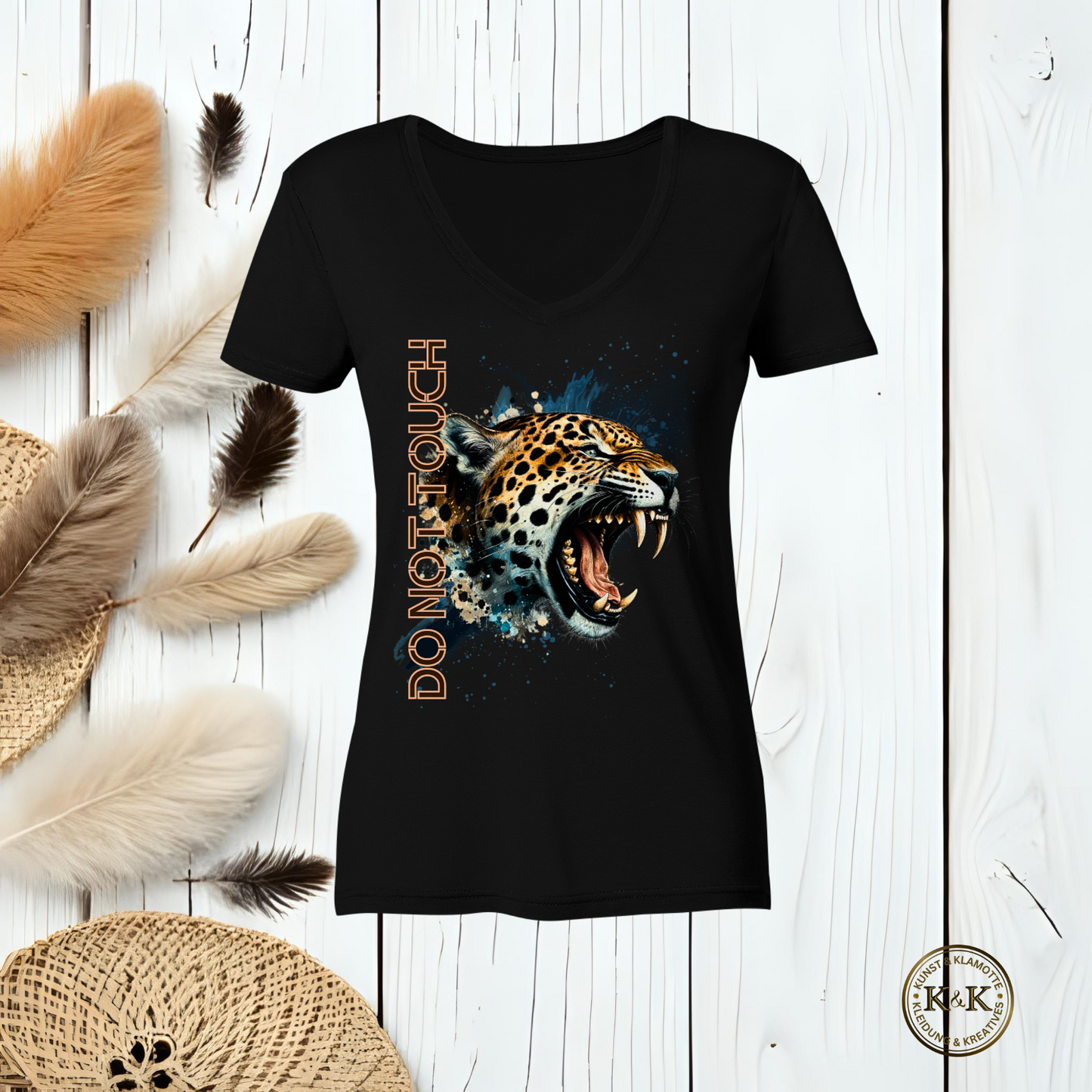 Tropical Leopard Ladies V-Neck Shirt I Jungle Animal Print für Streetwear I Urban Boho Fashion & Wildlife Style -
