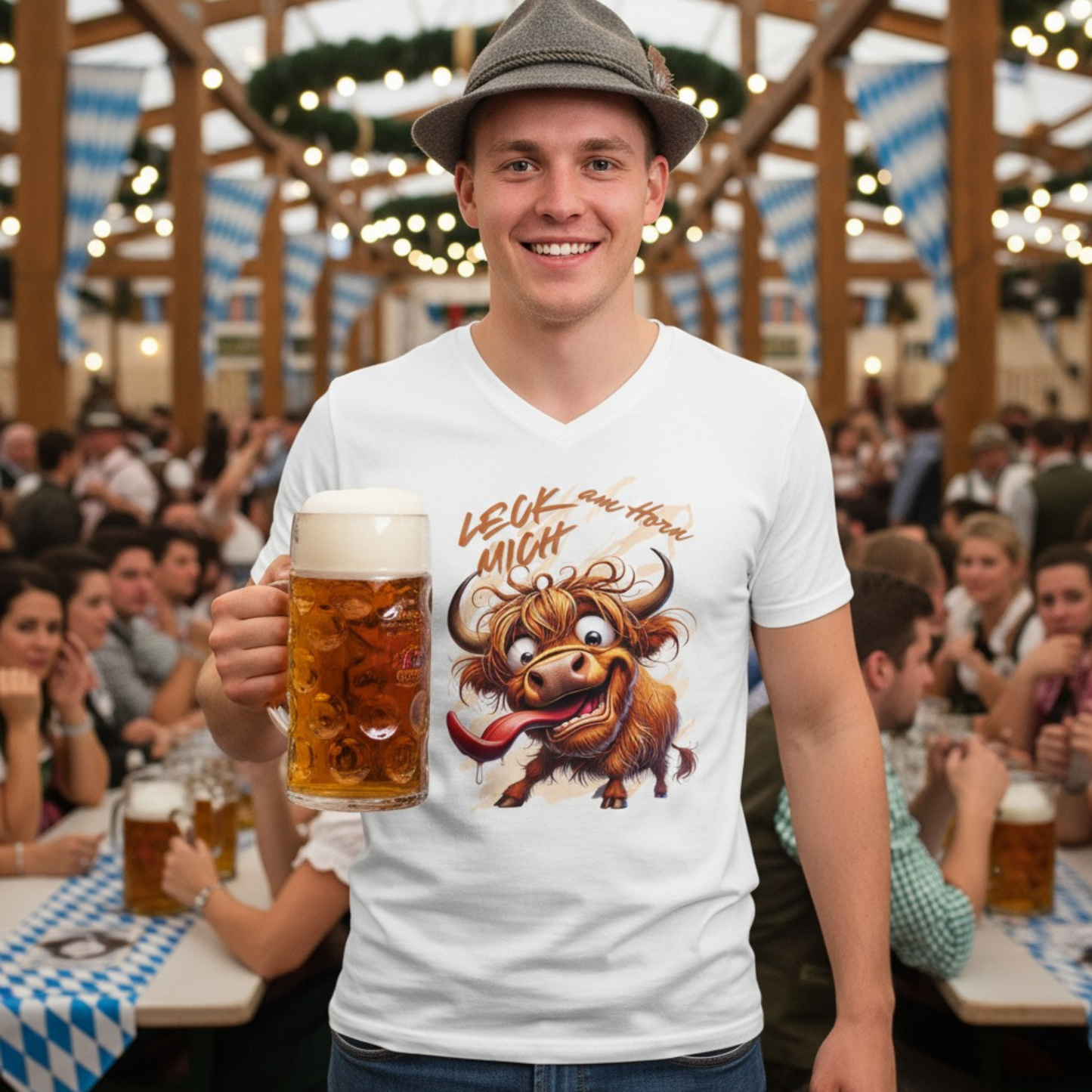 Freches Highland-Rind Herren V-Neck-Shirt mit Spruch „Leck mich am Horn“