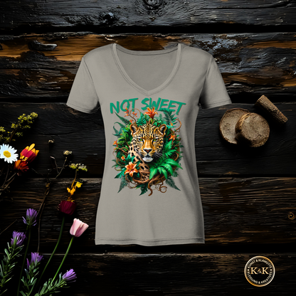 Not Sweet Ladies V-Neck Shirt I Statement Shirt für starke Frauen | Feministisches Leopard Design | Tropischer Boho Wildstyle