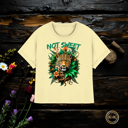 Not Sweet Womens Organic Rolled Sleeves T-Shirt für starke Frauen | Feministisches Leopard Design | Tropischer Boho Wildstyle