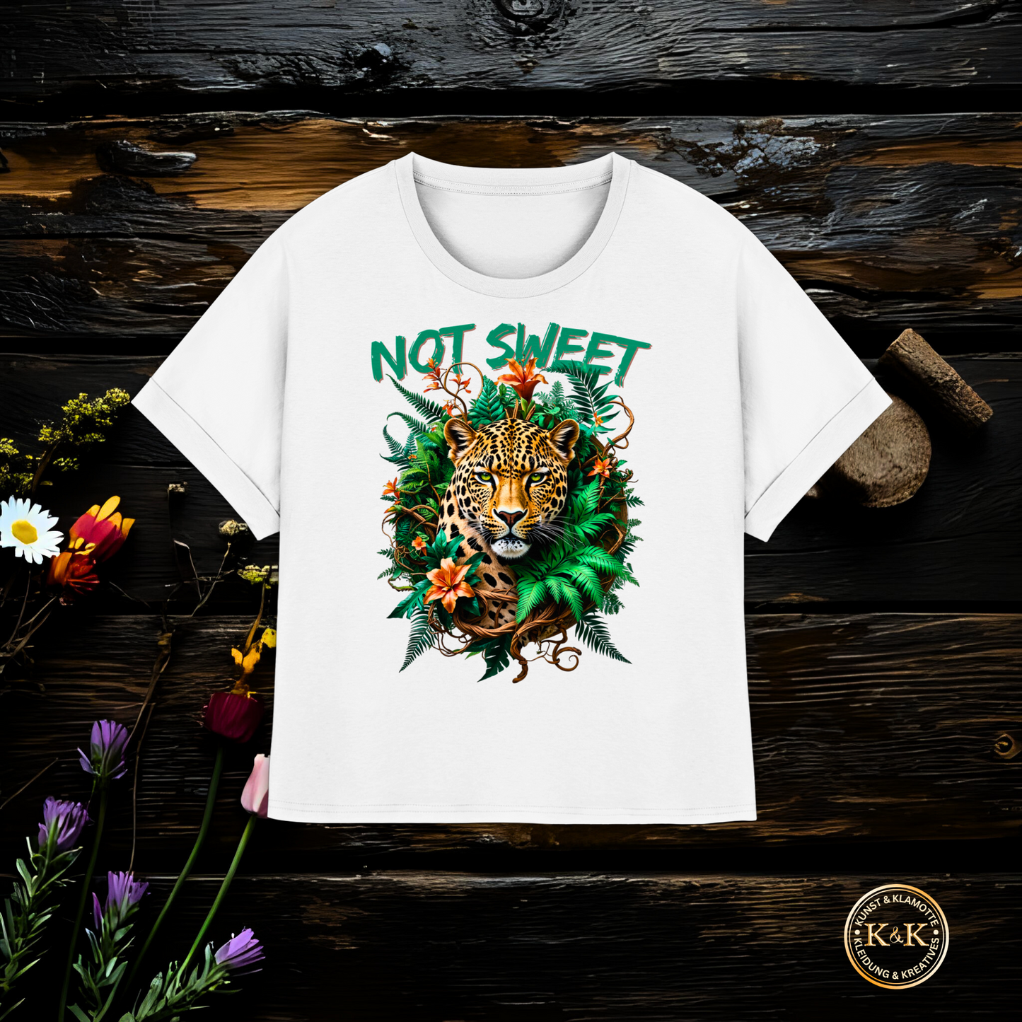 Not Sweet Womens Organic Rolled Sleeves T-Shirt für starke Frauen | Feministisches Leopard Design | Tropischer Boho Wildstyle