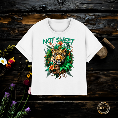 Not Sweet Womens Organic Rolled Sleeves T-Shirt für starke Frauen | Feministisches Leopard Design | Tropischer Boho Wildstyle