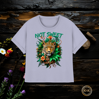 Not Sweet Womens Organic Rolled Sleeves T-Shirt für starke Frauen | Feministisches Leopard Design | Tropischer Boho Wildstyle
