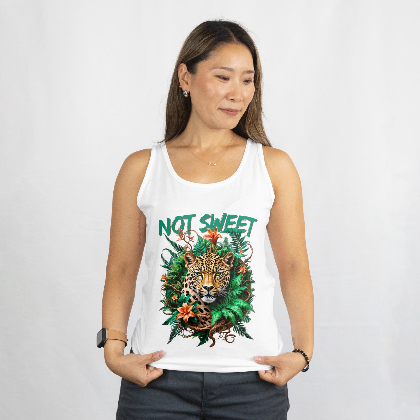 Not  Sweet Statement Womens Organic Tank Top für starke Frauen | Feministisches Leopard Design | Tropischer Boho Wildstyle