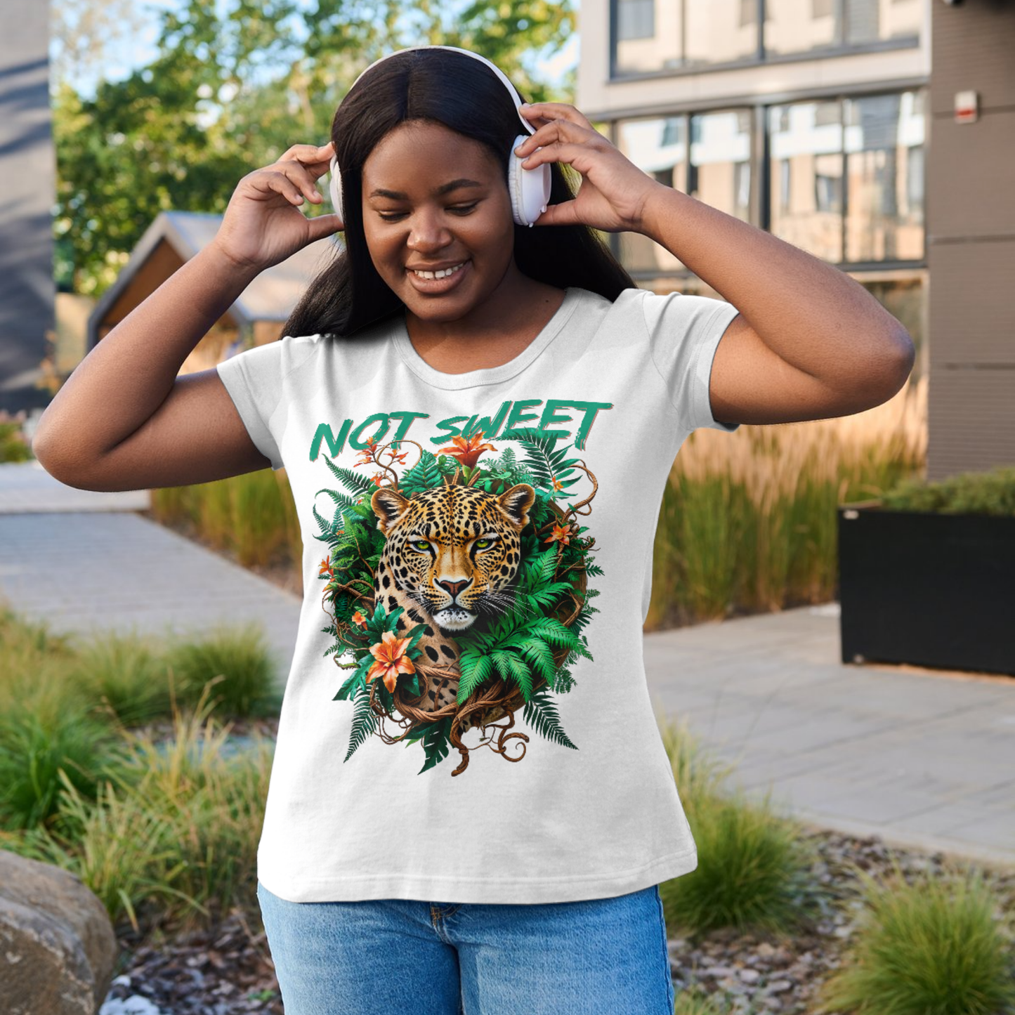 Not Sweet Womens Organic Rolled Sleeves T-Shirt für starke Frauen | Feministisches Leopard Design | Tropischer Boho Wildstyle