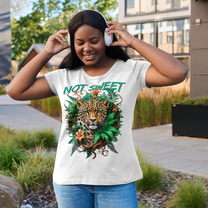 Not Sweet Womens Organic Rolled Sleeves T-Shirt für starke Frauen | Feministisches Leopard Design | Tropischer Boho Wildstyle