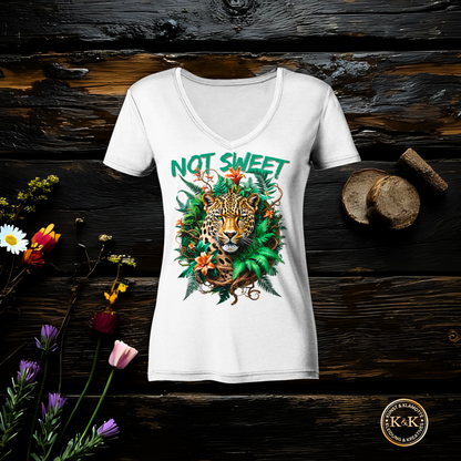 Not Sweet Ladies V-Neck Shirt I Statement Shirt für starke Frauen | Feministisches Leopard Design | Tropischer Boho Wildstyle